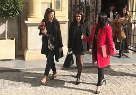 La alcaldesa de Orihuela, Carolina Gracia, con la consellera de Movilidad, Rebeca Torró.