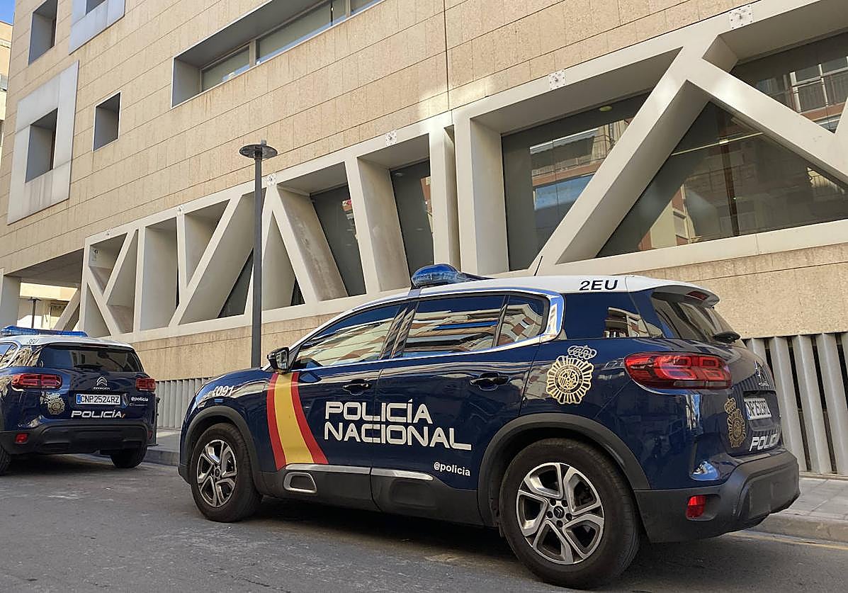 Coches patrulla a la puerta de la Comisaría Provincial.