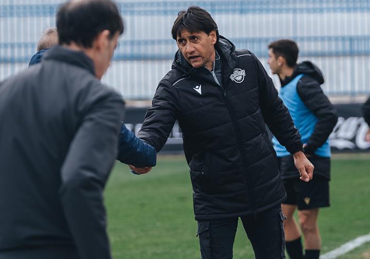 Gustavo Siviero saluda al entrenador del Bilbao Athletic en Villafranqueza