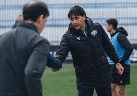 Gustavo Siviero saluda al entrenador del Bilbao Athletic en Villafranqueza