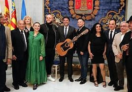El alcalde, Luis Barcala, con las asociaciones gitanas, en el Salón Azul.