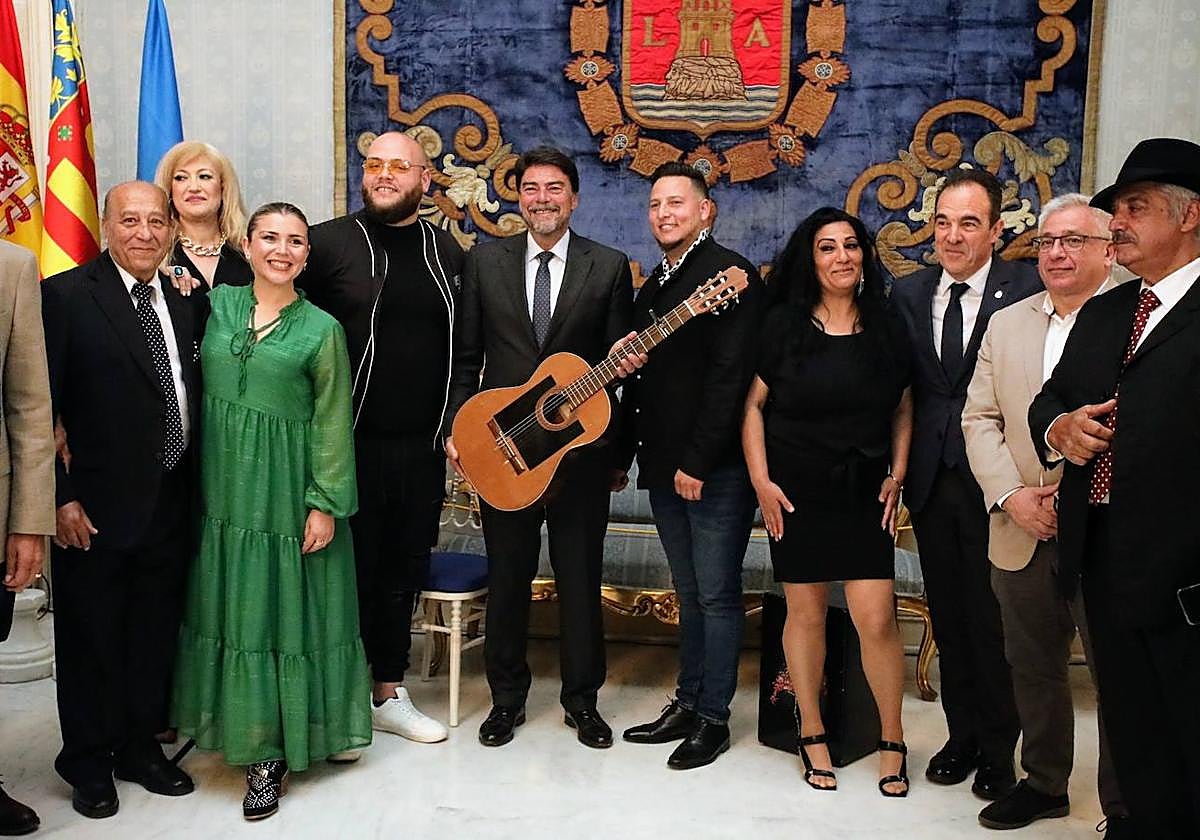 El alcalde, Luis Barcala, con las asociaciones gitanas, en el Salón Azul.