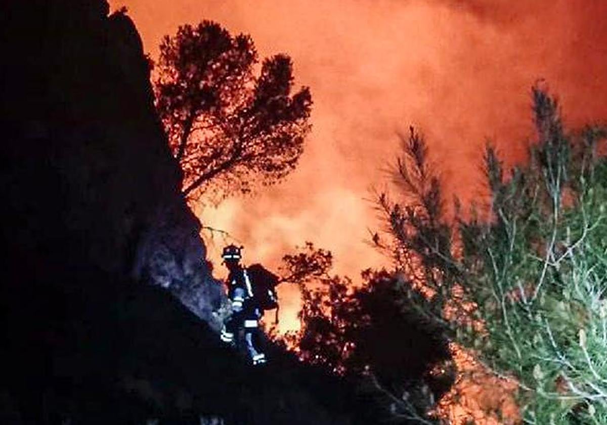 Un boombero atiende lucha contra el fuego
