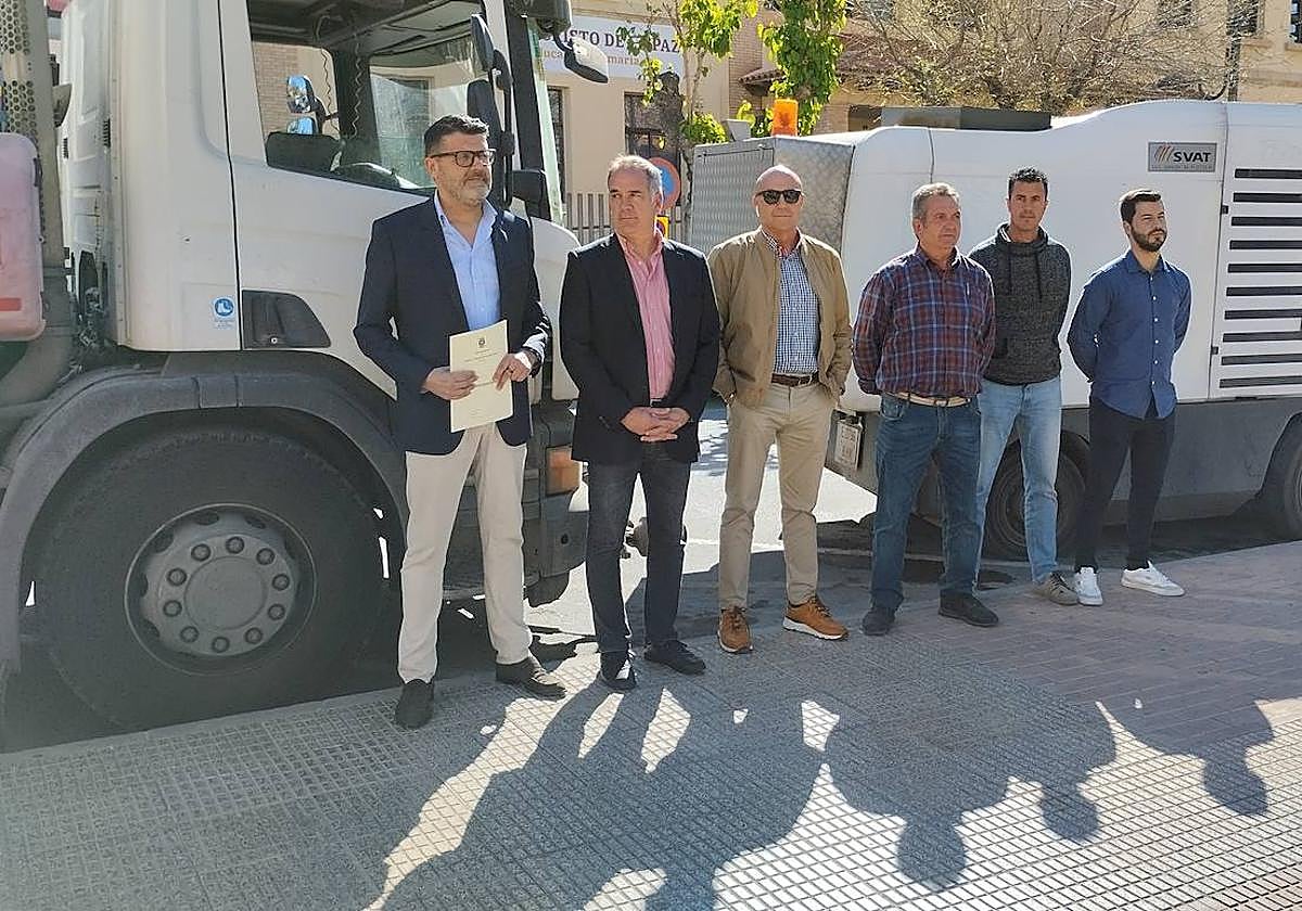 El concejal de Limpieza, Nicolás López; el alcalde de Sant Joan, Santiago Román, y los operarios que ejecutarán el plan de choque.