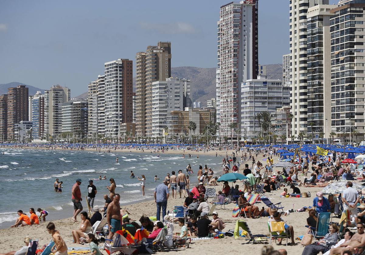 Playa de Benidorm con gente disfrutando de las temperaturas