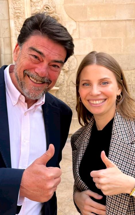 Rocío Gómez posa con Luis Barcala tras desvelar el fichaje.