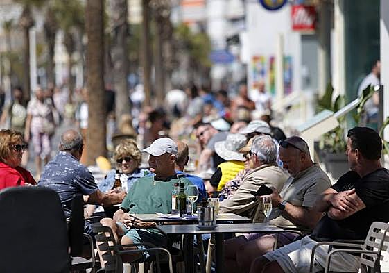 Una terraza de Benidorm repleta de turistas durante la Seamana Santa