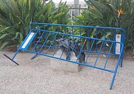 El jardín de la plaza de la Santa Faz donde se ubica el monolito del Via Crucis.