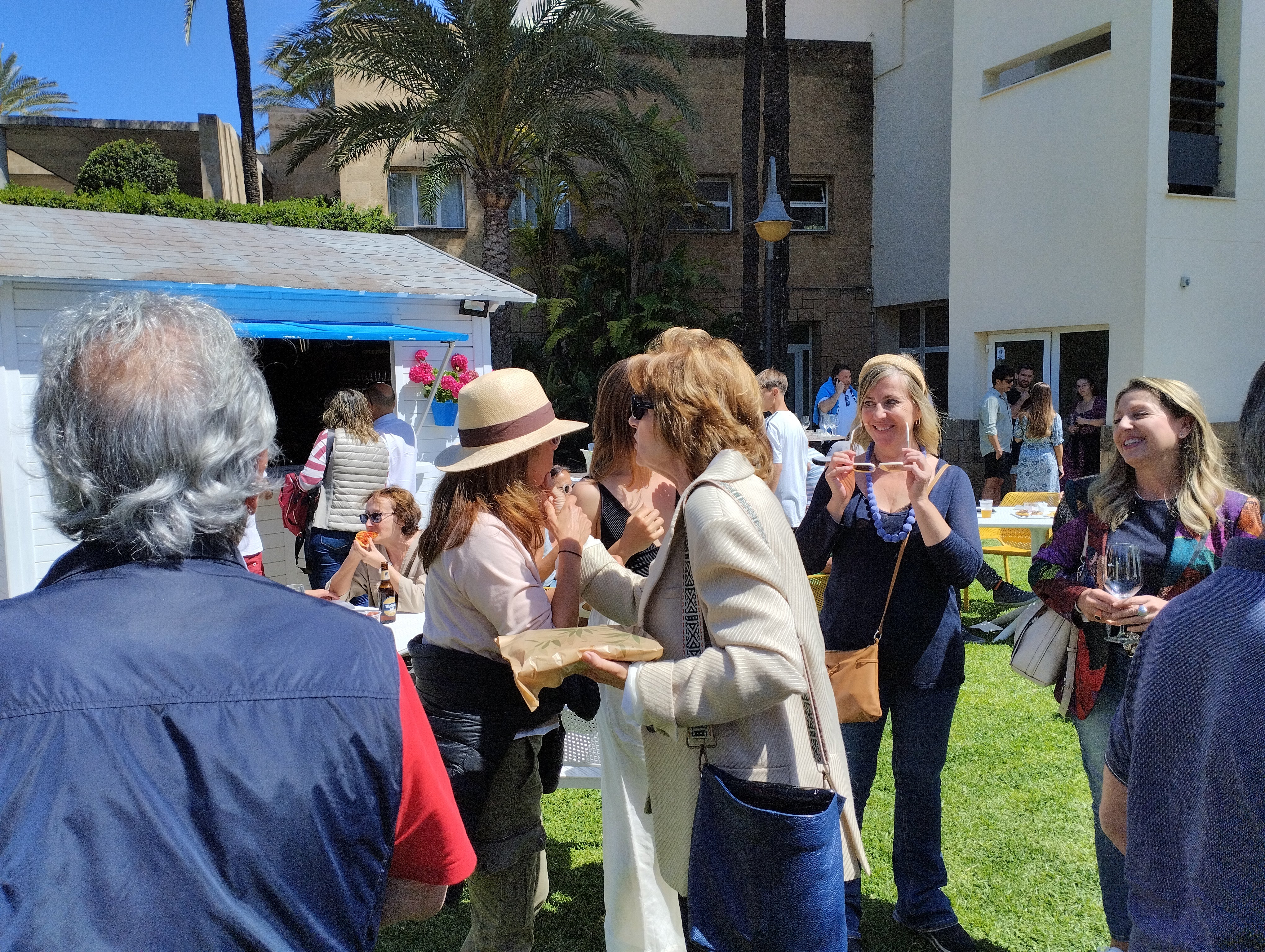 Gema Amor en el Parador de Turismo de Jávea junto a Gloria Navarro.