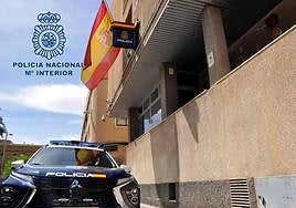 Un coche patrulla aparcado en la Comisaría de Elda-Petrer.