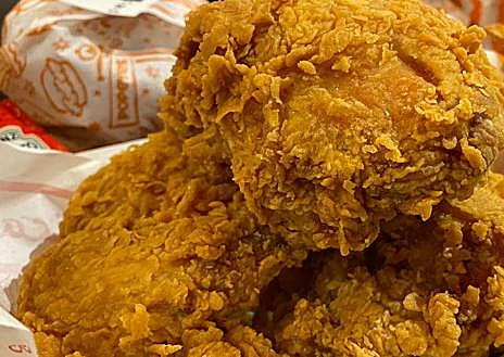 Imagen secundaria 1 - Popeyes, los líderes del pollo dorado aterrizan en Alicante