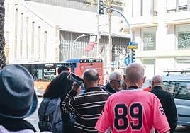 Un grupo de ciudadanos espera uno de los autobuses repletos durante la jornada de huelga