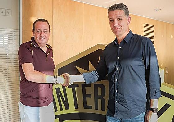 Alejandro Sandroni, junto al presidente Salva Martí.