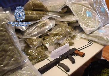El aviso de un vecino de Elche lleva a una vivienda que escondía 88 kilos de marihuana y un subfusil