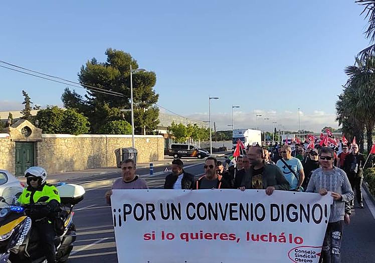 Imagen principal - Nueva jornada de manifestaciones, esta vez en una marcha por la avenida de Dénia