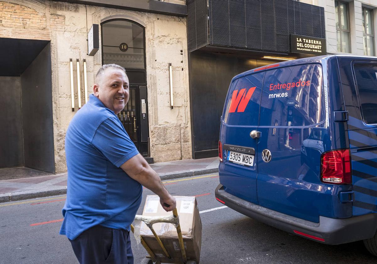 Repartidor durante una jornada de trabajo