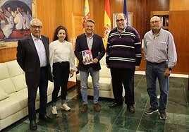 Mayorales y mayoralesas de la fiesta y el presidente de la junta, Jaume Catalá, con el alcalde, José Chulvi.