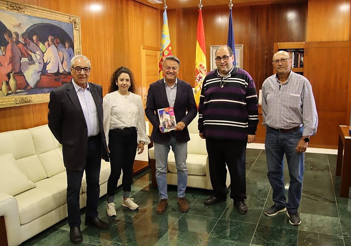 Mayorales y mayoralesas de la fiesta y el presidente de la junta, Jaume Catalá, con el alcalde, José Chulvi.