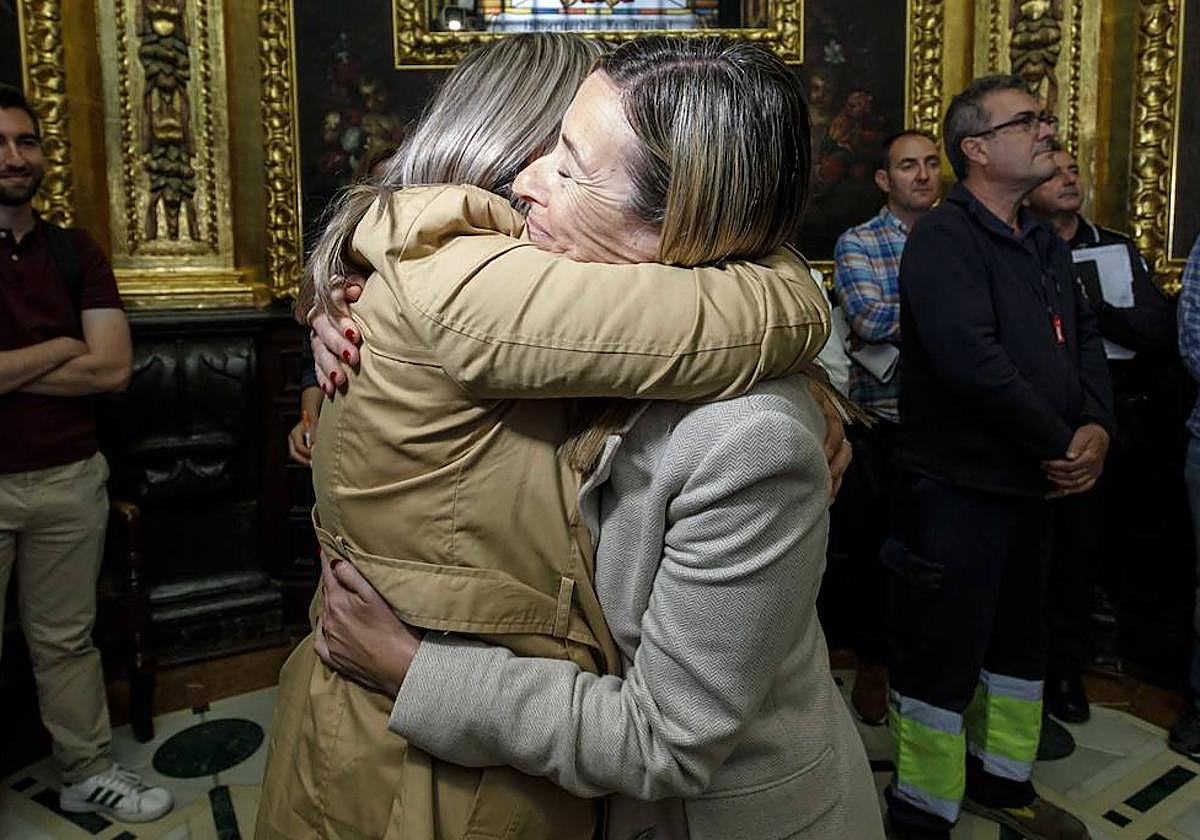 Las síndicas Mari Carmen Sánchez y Lidia López se abrazan tras la prueba de las llaves.