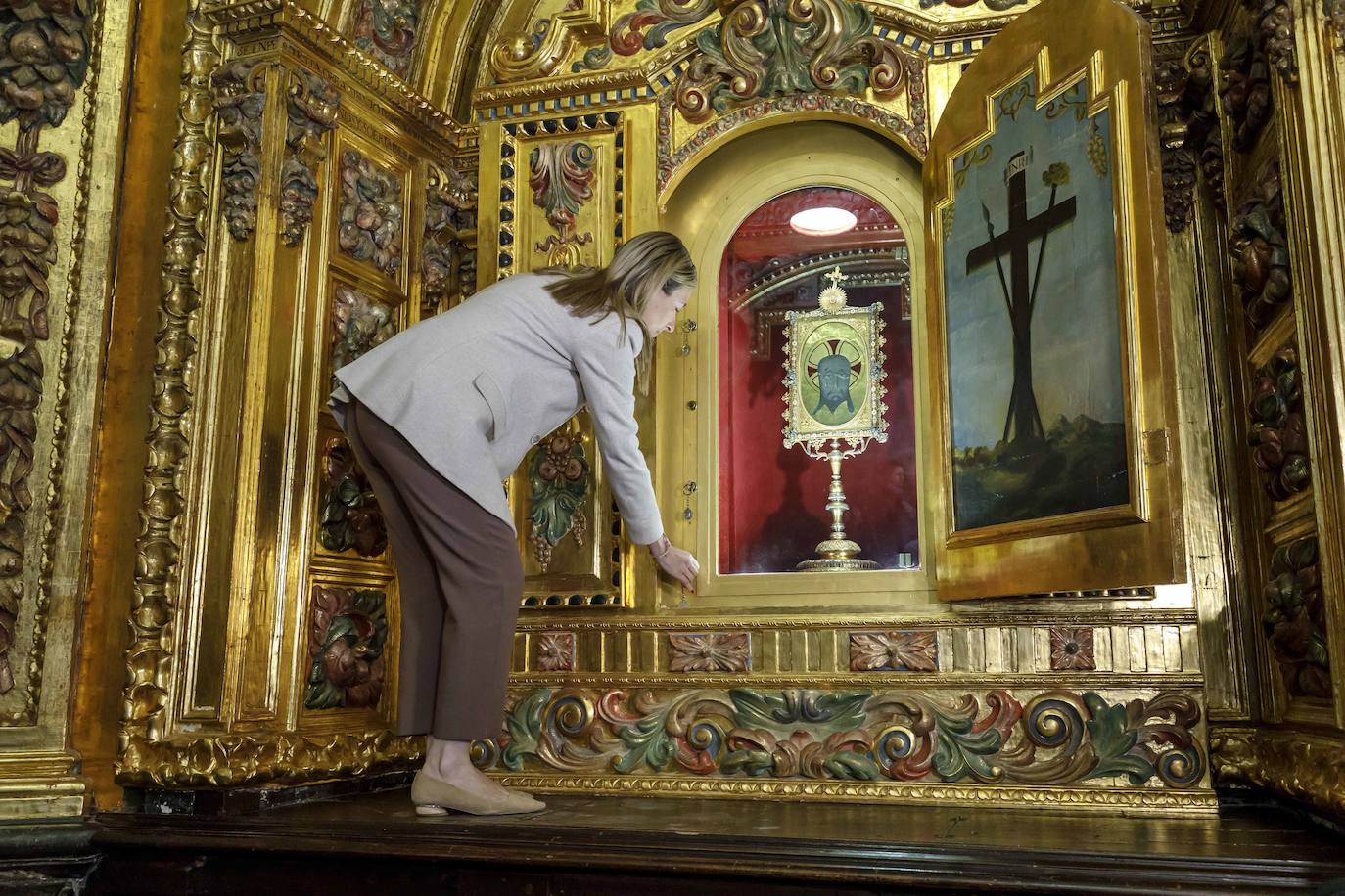 Imagen secundaria 2 - Lidia López, el capellán Miguel Ángel Cremades y Mari Carmen Sánchez, los custodios de la Faz Dinvina.