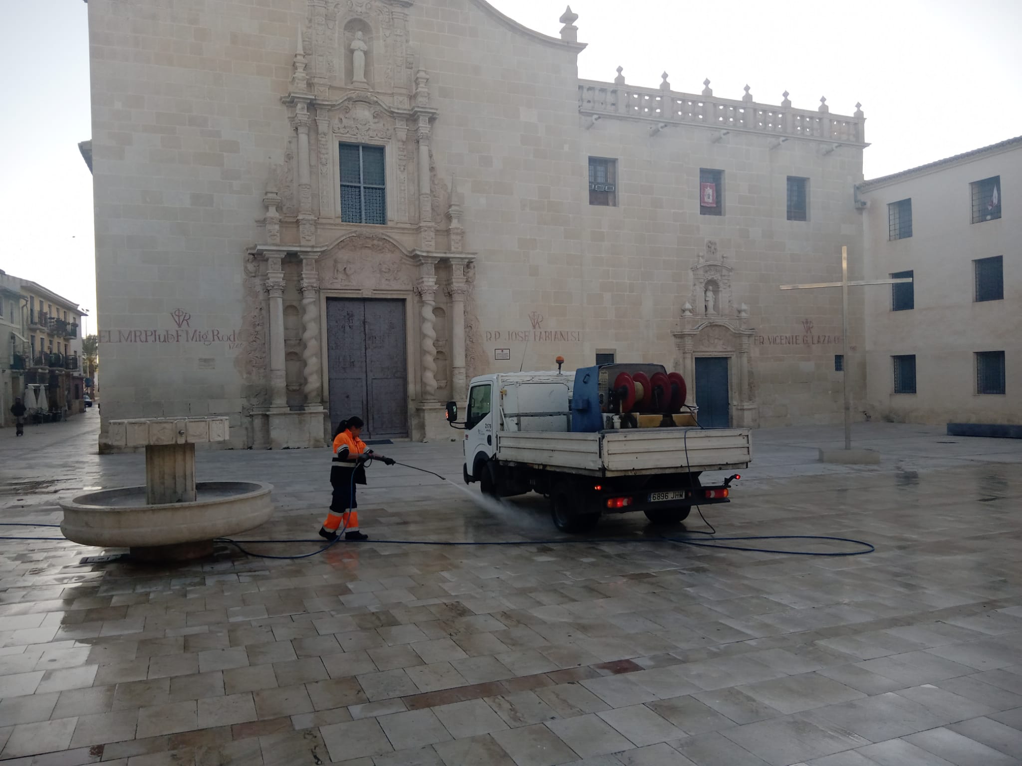 Una trabajadora de limpieza actúa en las inmediaciones del Caserío de Santa Faz.