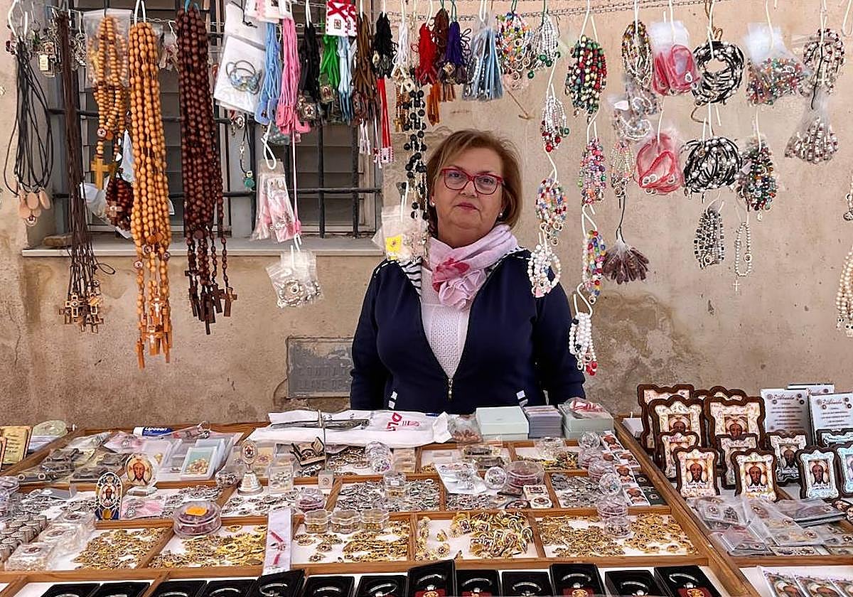 La madre de los Aranda, en su puesto en Santa Faz.