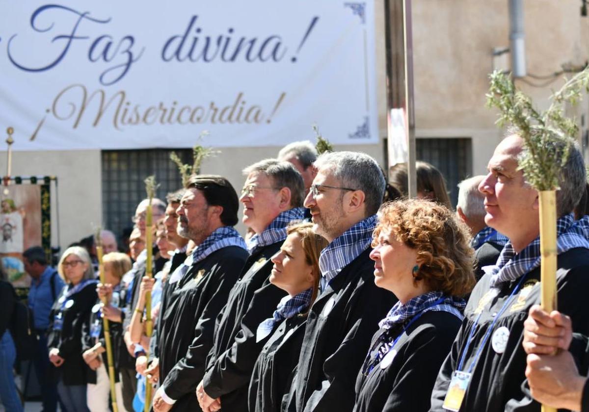 Las autoridades, en la primera fila de la misa a las puertas del Caserío.