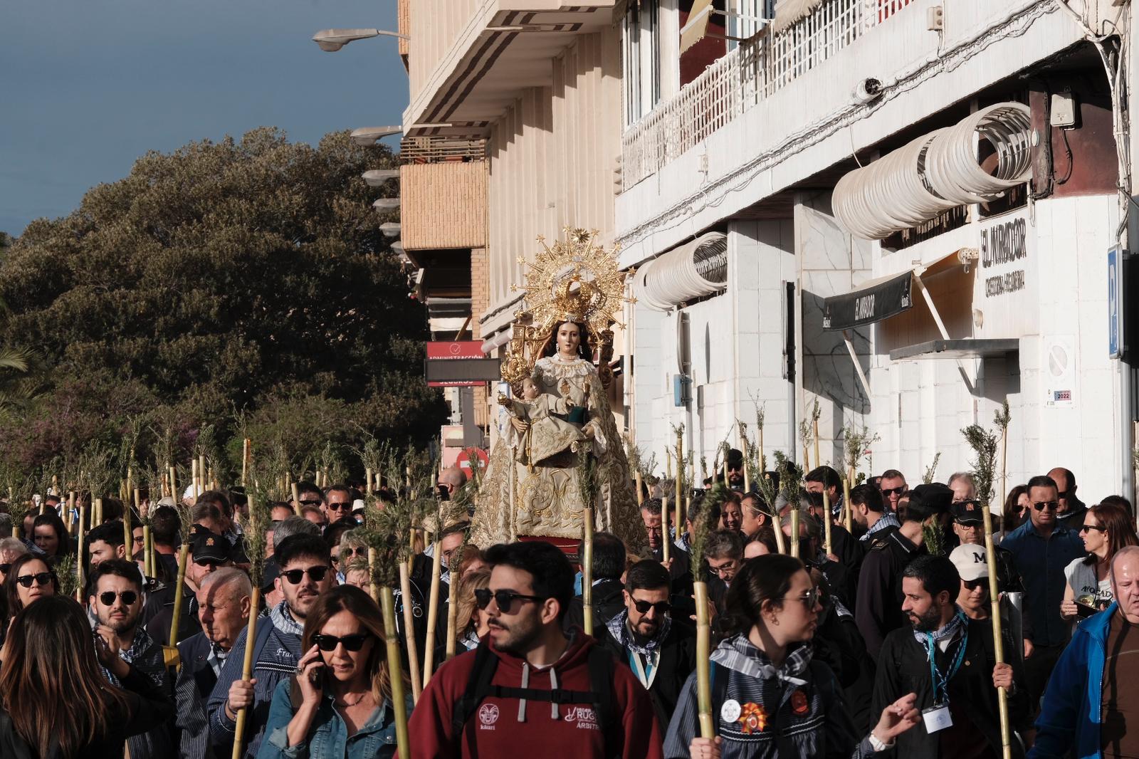 Búscate en las imágenes de la romería de la Santa Faz