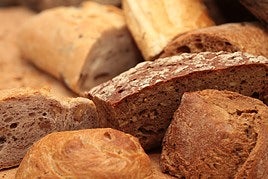 Alimentos que contienen gluten de forma natural, como el pan, están desaconsejados en la dieta de los celíacos.