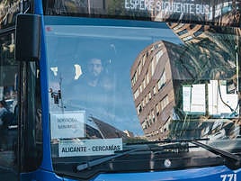 Un autobús pasa sin parar en la parada por ir completo de aforo en la primera jornada de huelga