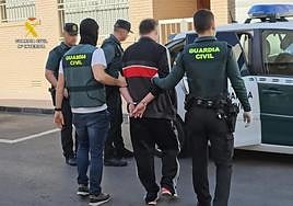 LaAgentes de la Guardia Civil durante la detención de uno de los sospechosos