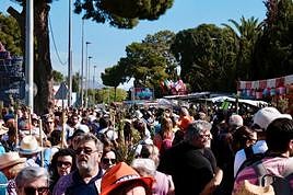 El mercadillo de Santa Faz se llena de peregrinos y visitantes durante la celebración de la Romeria