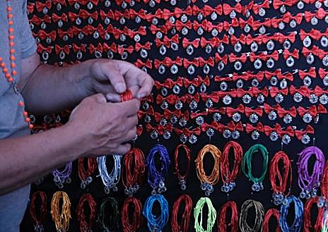 Imagen secundaria 1 - Rosarios y medallas en los puestos del mercadillo