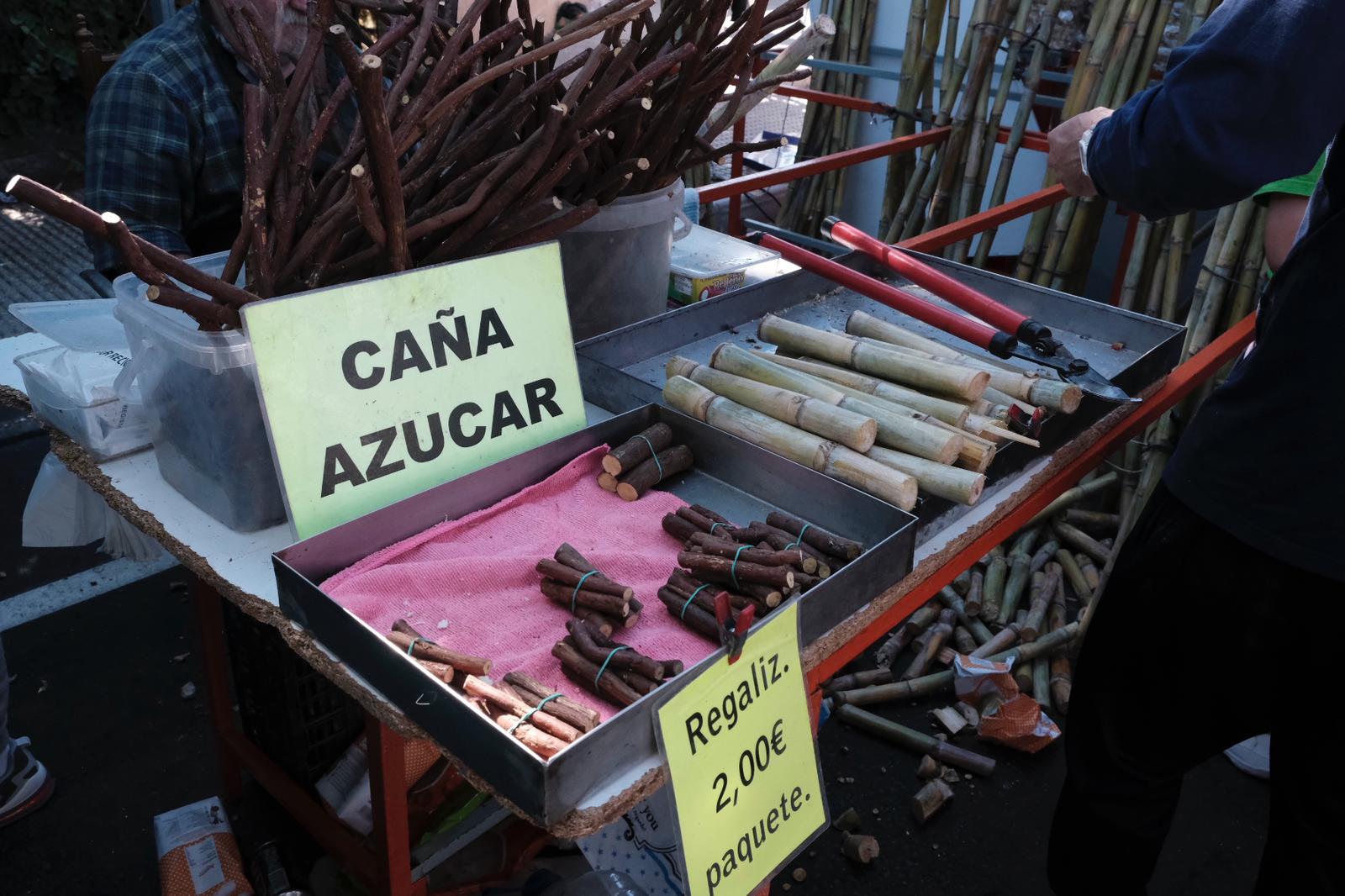un puesto de venta de caña de azucar y regaliz