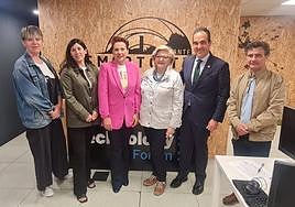 Conejero y Peral con los responsables de la entidad Casa Oberta.