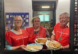 Eva María Pérez (i) junto a otros dos voluntarios en la tienda del monasterio de la Santa Faz.