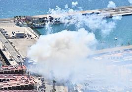 Momento del disparo de la mascletà de Pedro Luis Sirvent en el Puerto de Alicante.
