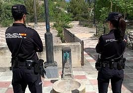 La fuente sustraída vuelve a estar en el parque de Alcoi.