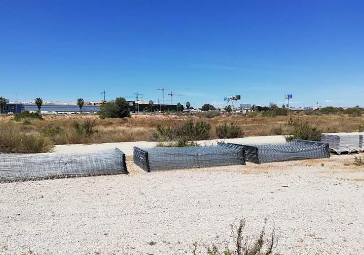 Secciones de valla apiladas en los terrenos de Cala Mosca.