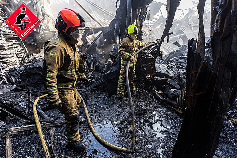 Los bomberos de Alicante trabajando para extinguir el incendio.