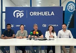 El candidato, Pepe Vegara, con parte de su lista.