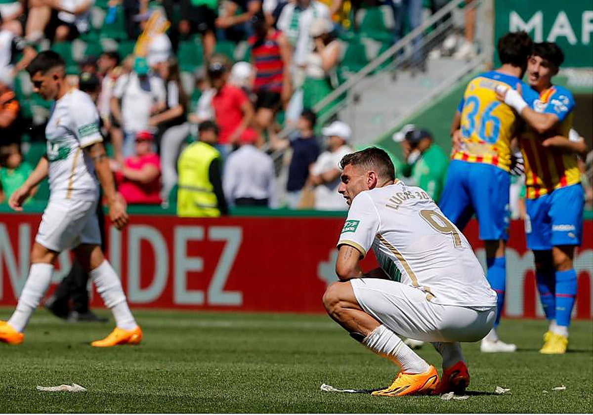 Lucas Boyé, abatido, durante el Elche-Valencia