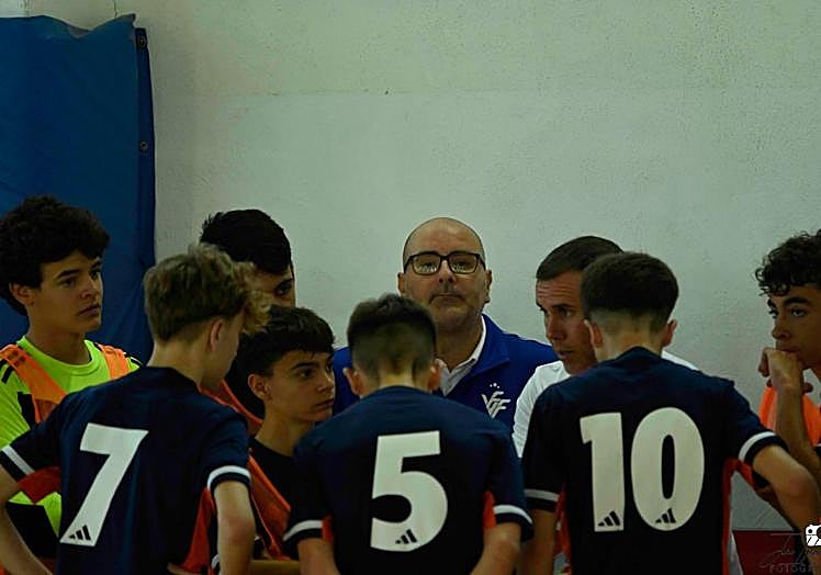 Imagen principal - Jugadores y técnicos en varios momentos del campeonato.