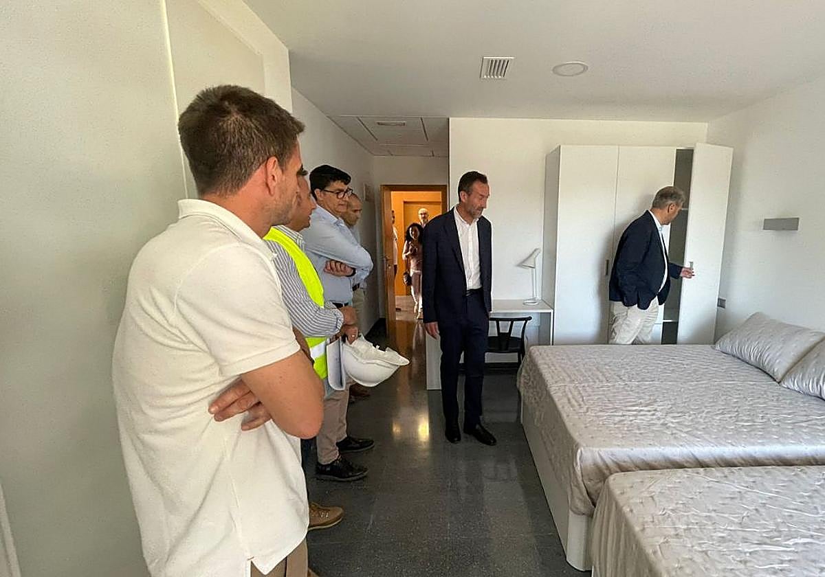 El rector, Juan José Ruiz; el vicerrector de Infraestructuras, Pedro Vicente, y el alcalde, Carlos González, inspeccionan las habitaciones.