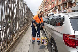 Barrendero limpiando por zona San Blas