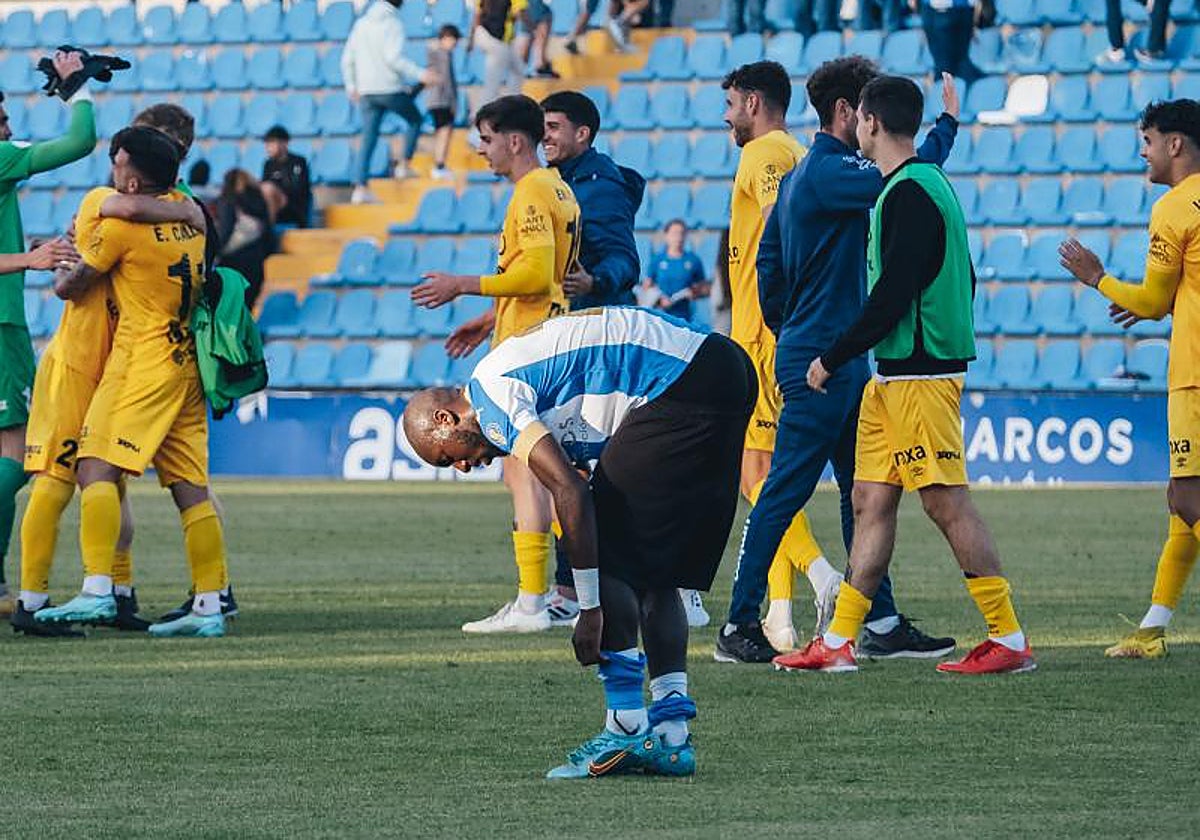 Jean Paul se quita las espinilleras tras el choque ante el Olot
