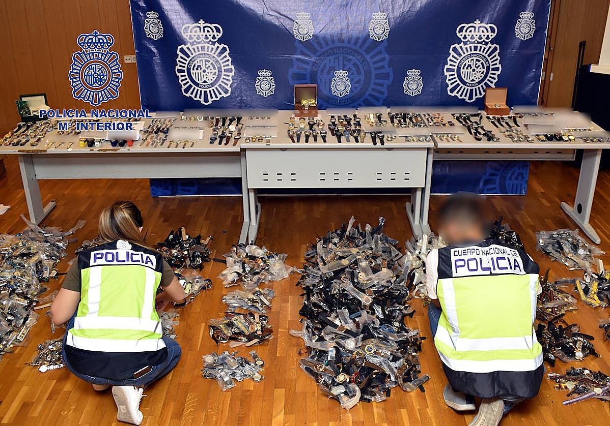 Los agentes, con el material decomisado en la operación.