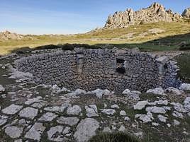 El pozo está enclavado en plena Sierra de la Serrella, a más de 1.300 metros de altitud.