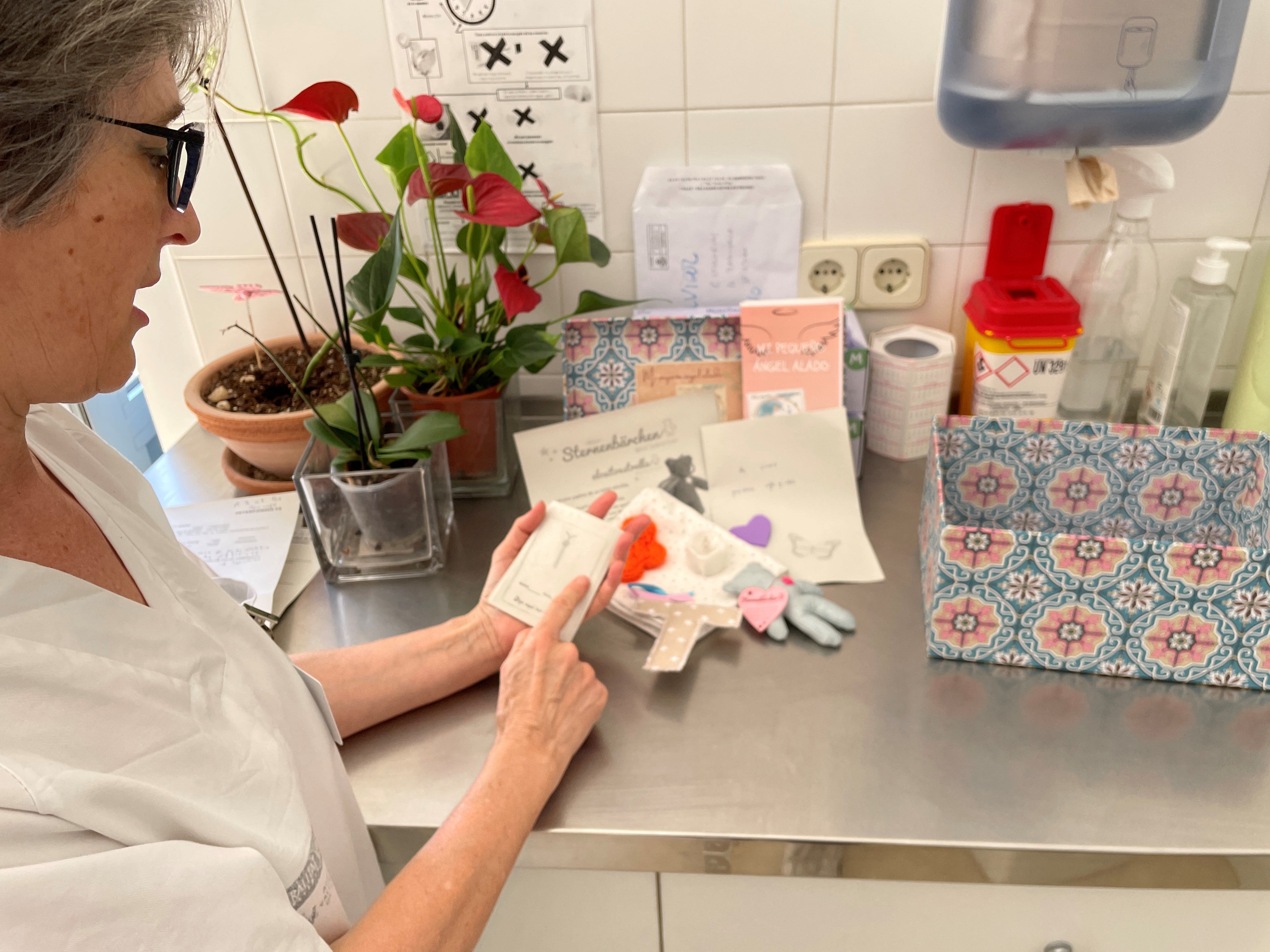 La matrona Teresa Martínez junto a una de las cajas del recuerdo que se entregan a madres en duelo perinatal.