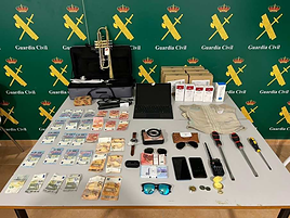 Material intervenido por los agentes.